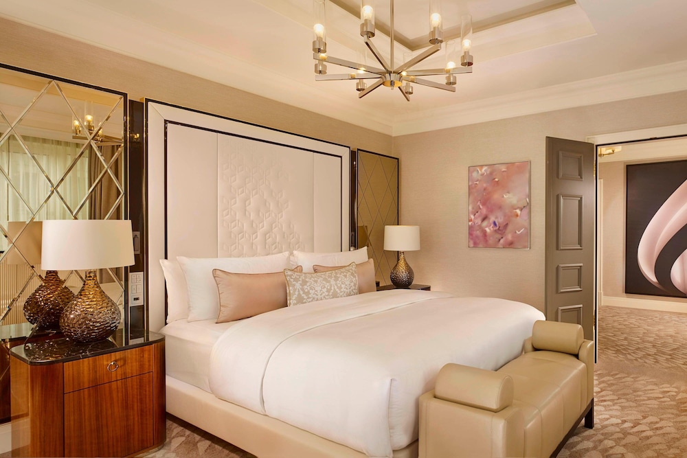Club Suite, 2 Bedrooms (Club Lounge Access,Skyline View)