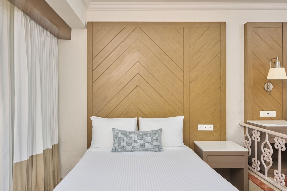 Deluxe Junior Suite Double Lagoonview photo 2