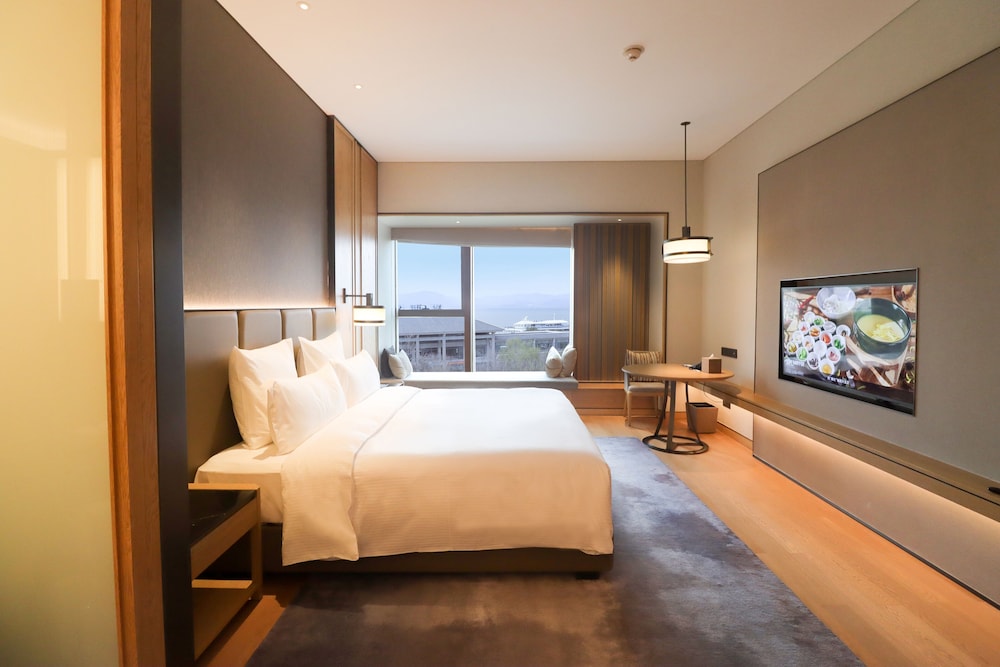 Deluxe Room, 1 King Bed, Lake View