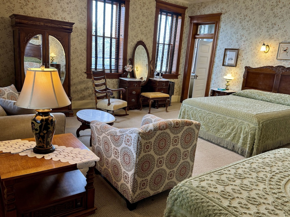 Outpatient, 2 Queen Beds (First Floor) photo 3