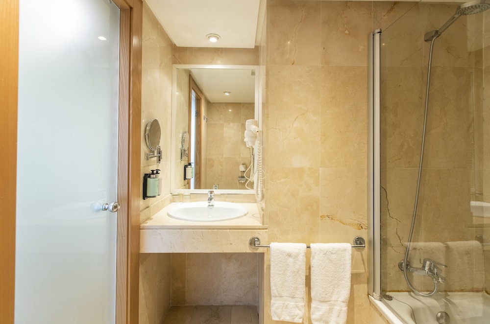 Basic Double Room thumbnail 5