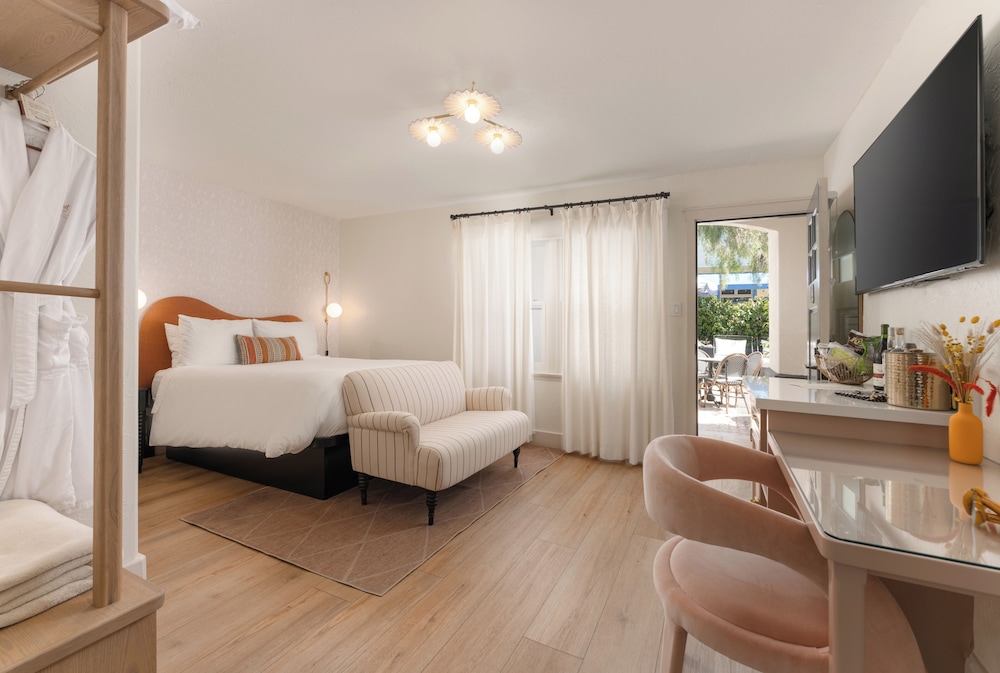 Room, 1 Queen Bed with Sofa bed photo 1