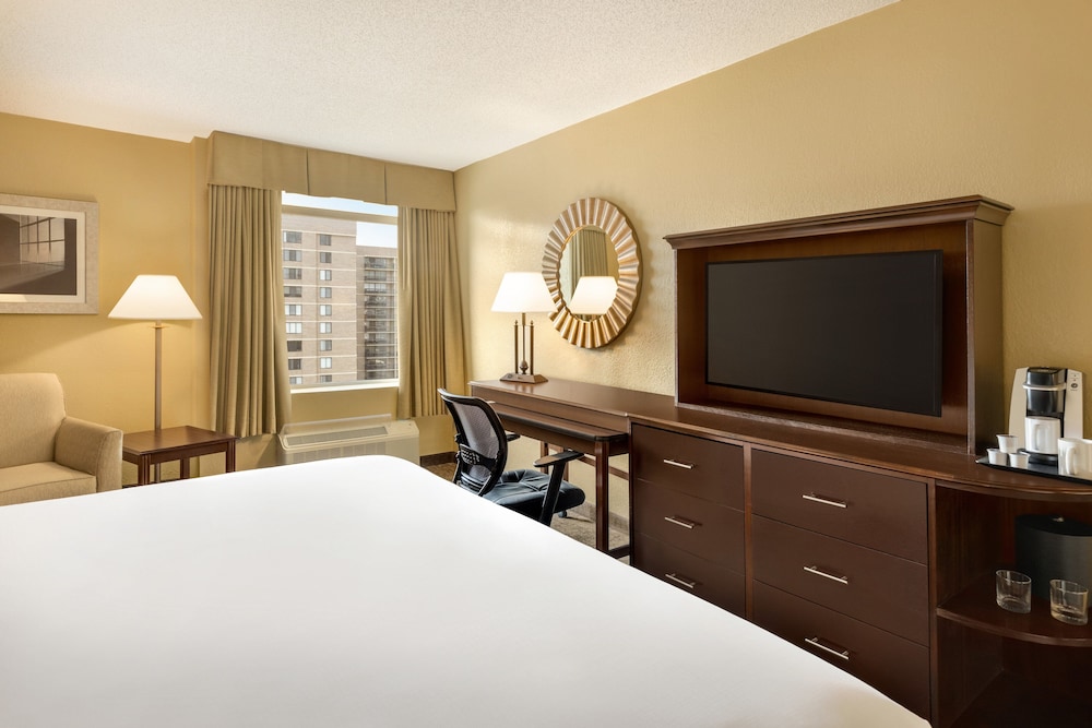 Standard Room, 1 Double Bed, Roll-in Shower (Comm Accessible, Roll-In Shower) photo 3