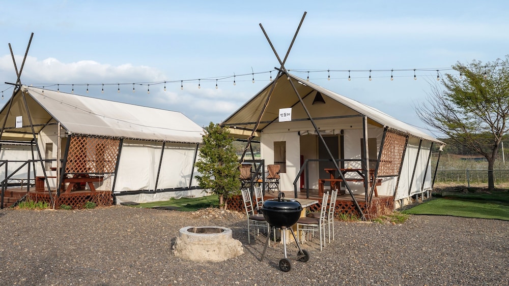 Basic Room, 1 Bedroom (No.2 Dandelion (Caravan/Bath))