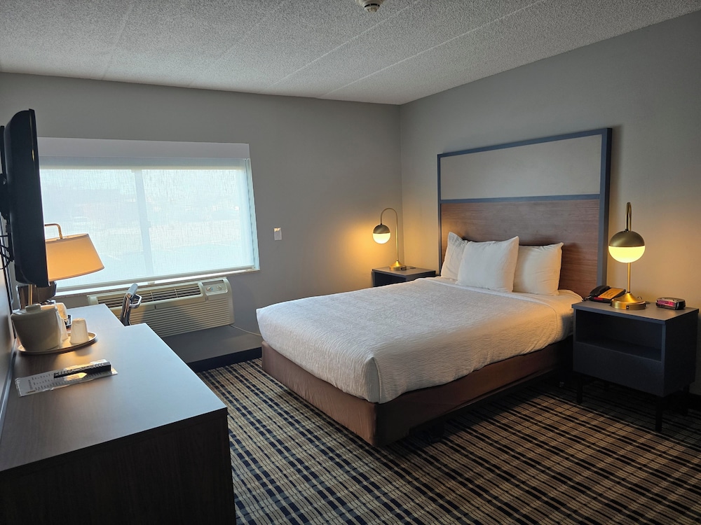 1 Queen Bed, Mobility Accessible Room, Bathtub w/ Grab Bars, Non-Smoking photo 2