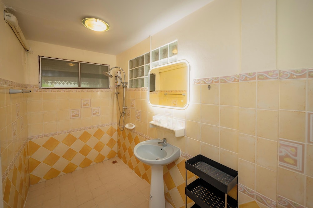 Deluxe Beachpool or Beachfront Cottage - Photo 8