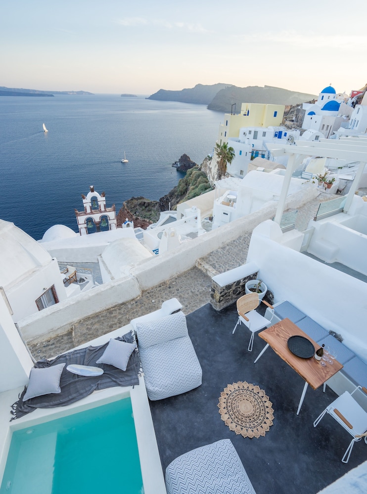 Artemis Suite with Outdoor heated Jacuzzi & Caldera View photo 3