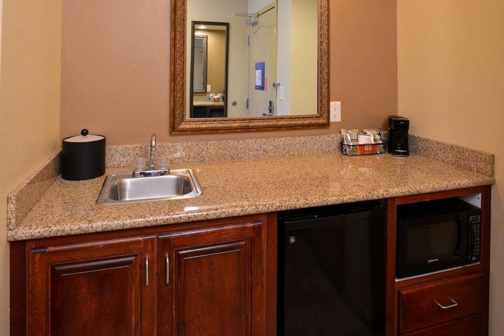 Suite, Accessible, Non Smoking - Photo 2