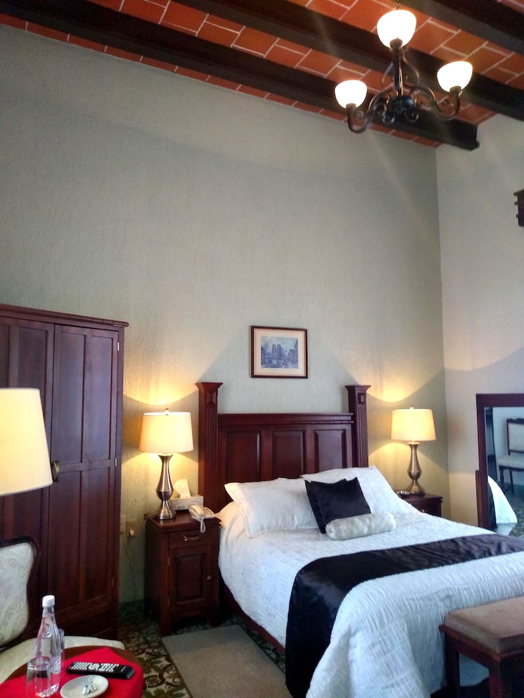 Comfort Room, 1 Queen Bed, Garden View (Henri)