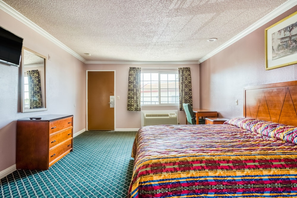 Premium Room, 1 King Bed photo 3