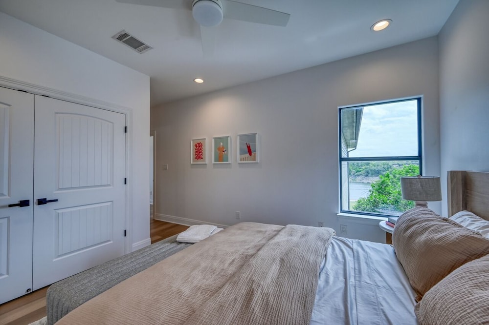 House, Multiple Beds, Patio photo 2