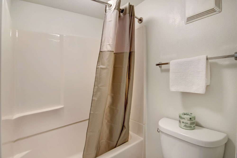 Standard Room, 2 Queen Beds, Accessible, Non Smoking thumbnail 5