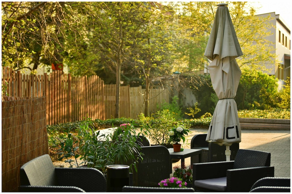 Double Room, Allergy Friendly, Courtyard View thumbnail 6