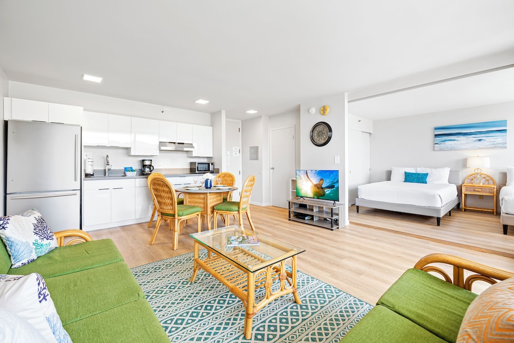 High Floor Mountain View Condo with 2 Beds and Parking: Condo, 1 Bedroom, Mountain View (0148) photo