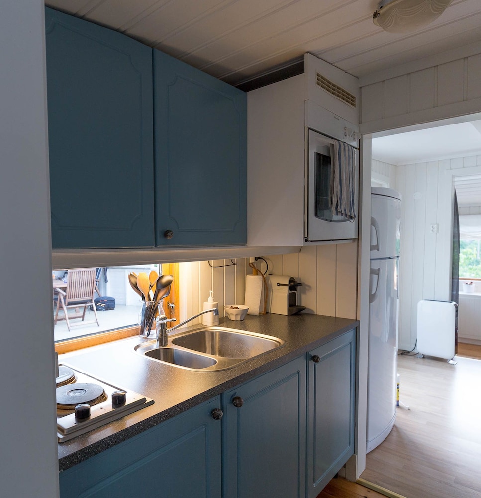 Cabin (2 bedrooms & sleeping alcove) photo 2