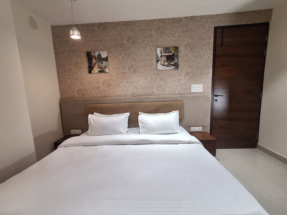 Deluxe Studio, Balcony, Hill View