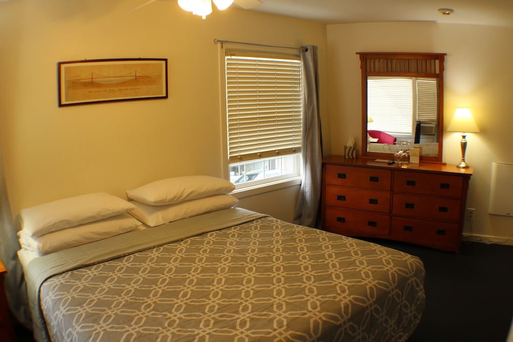 Deluxe Suite, 1 King Bed With Sofa Bed, Non Smoking photo 2