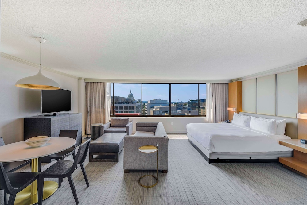Deluxe Room, 1 King Bed (Capitol View) - Photo 2