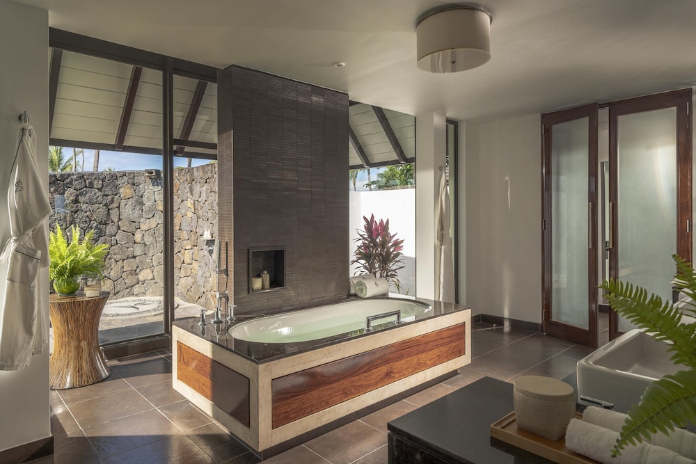 Villa, 1 King Bed, Private Pool, Oceanfront - Photo 3