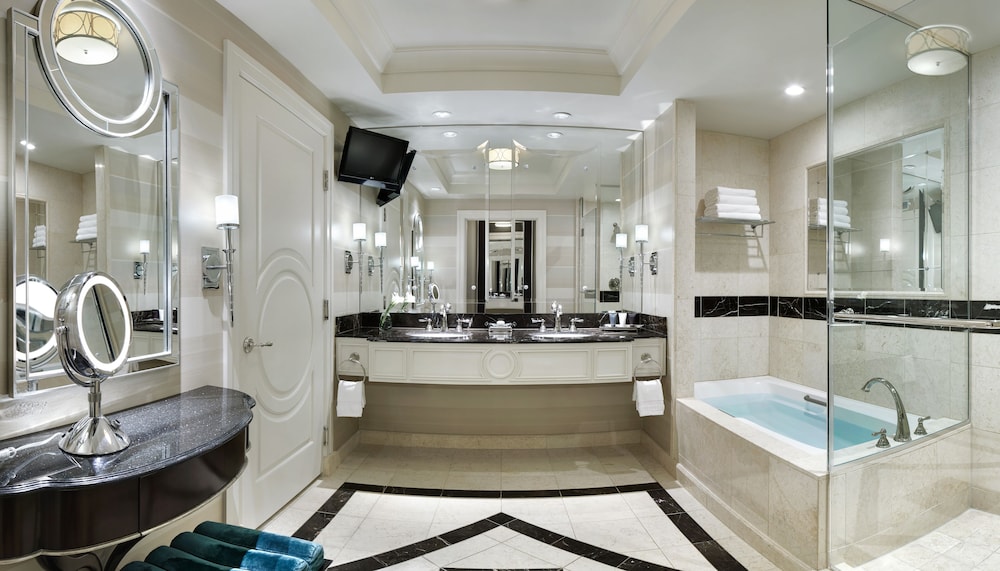 Prestige Club Lounge Luxury Two Queen Suite - Photo 5