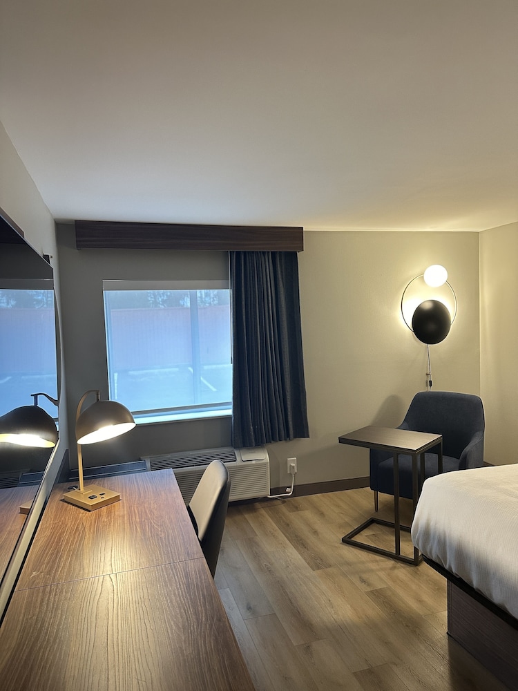 Standard Room, 1 King Bed, Non Smoking - Photo 5