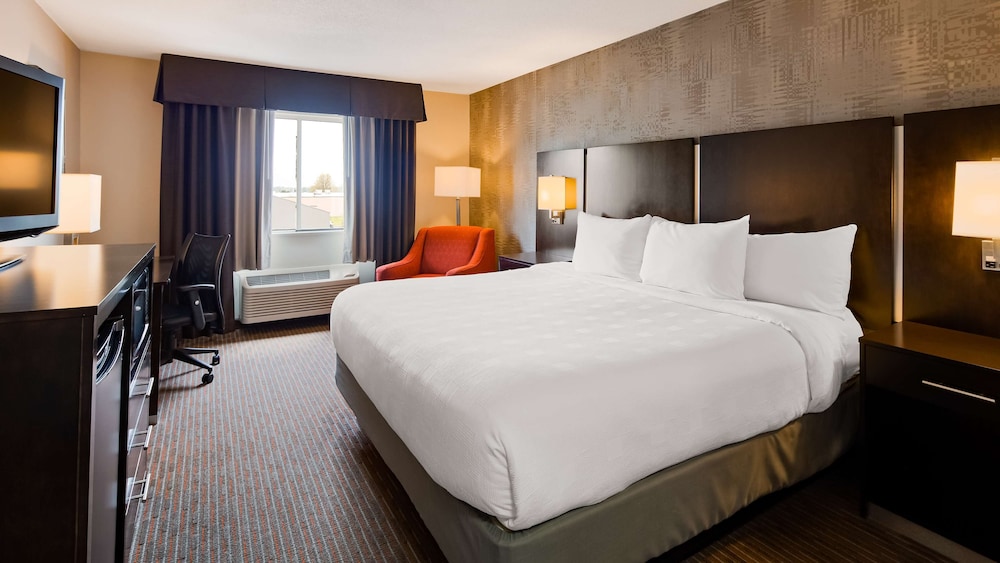 Standard Room, 1 King Bed, Accessible, Bathtub - Photo 1