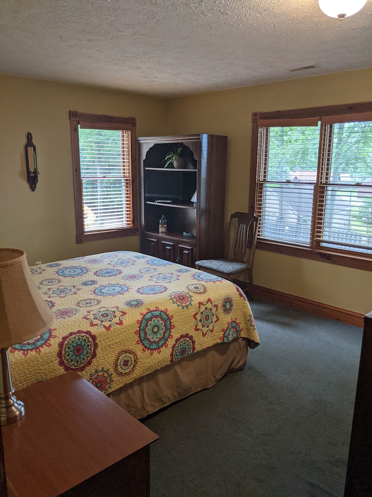Standard Room, 1 Queen Bed (Lodge) photo 2