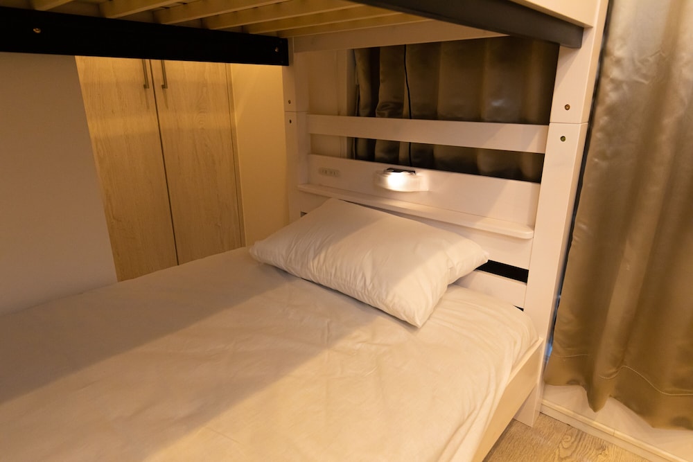 Economy Quadruple Room, Non Smoking photo 3