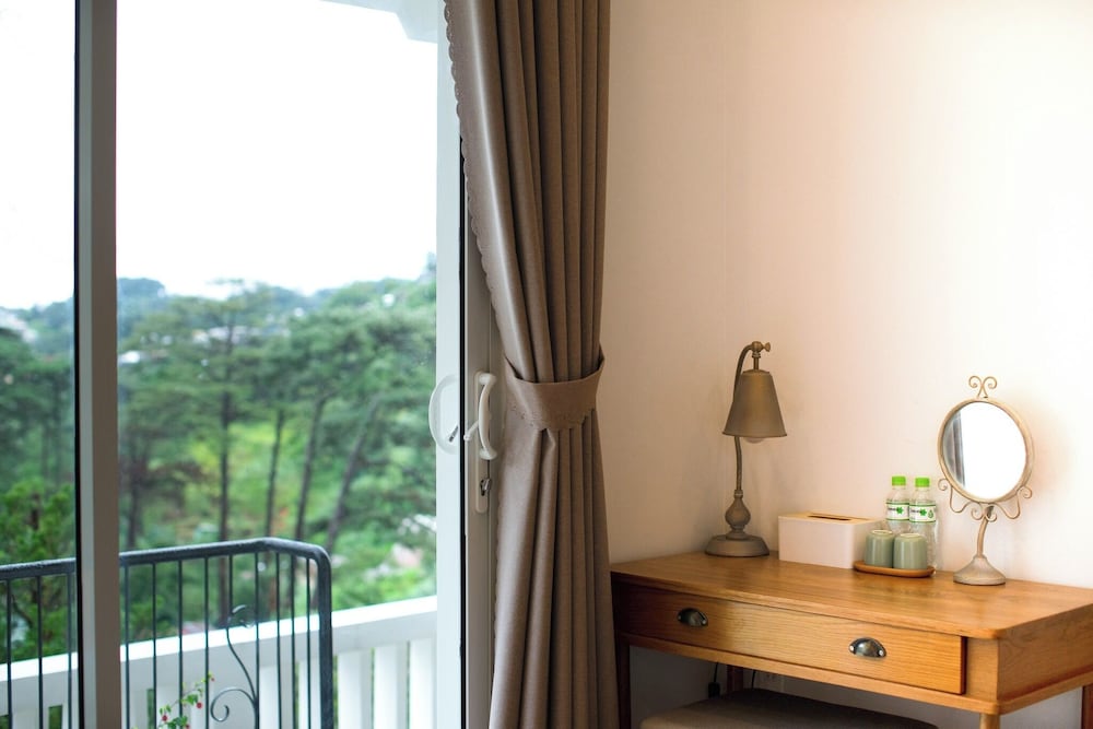 Deluxe Room, Balcony, Hill View