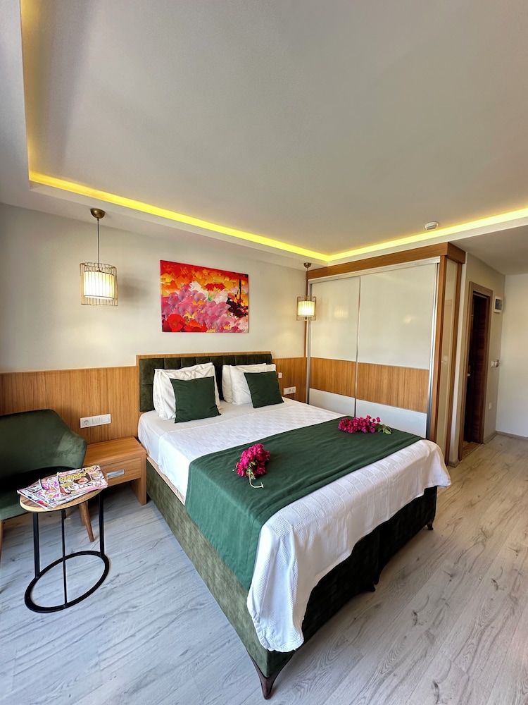 Standard Double Room, Partial Sea View - Photo 1