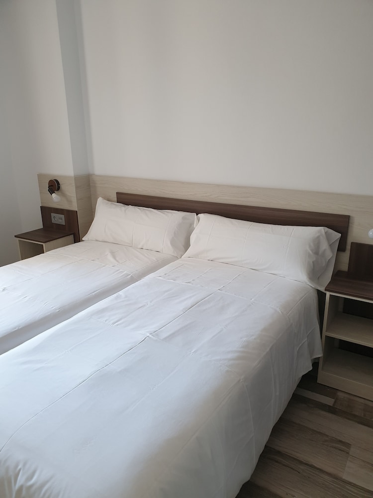Standard Twin Room (8) - Photo 1