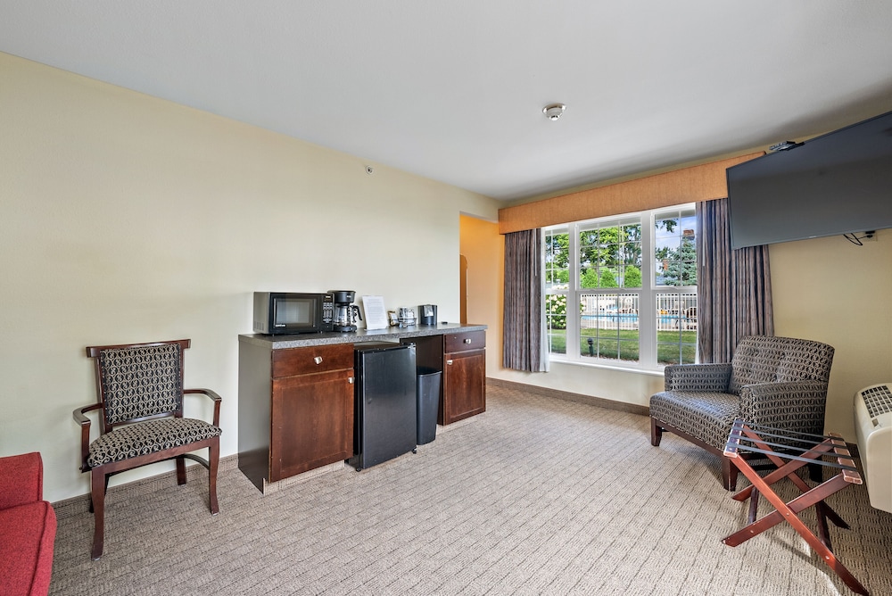 Standard Suite, 1 King Bed with Sofa bed - Photo 8
