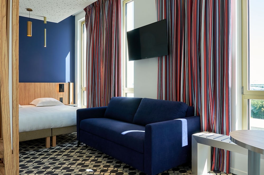Suite - Photo 1