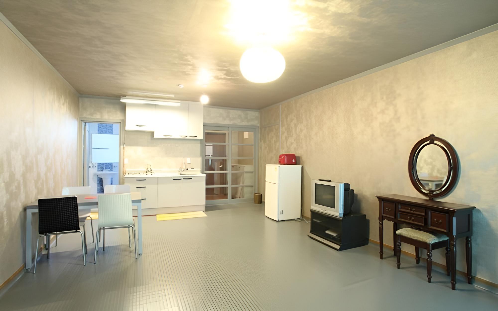 Room (Building E (bed room) -2)