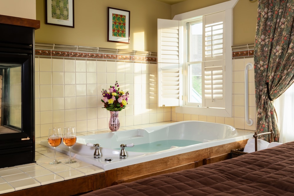 Luxury Single Room, Jetted Tub, Mountain View