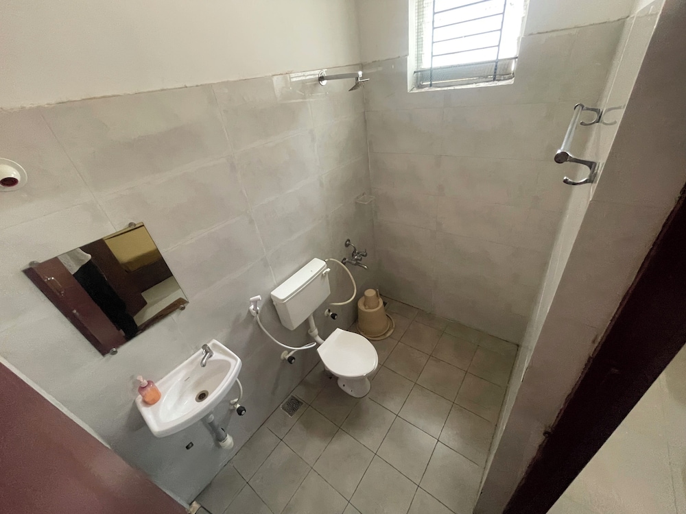 Standard Double Room - Photo 8