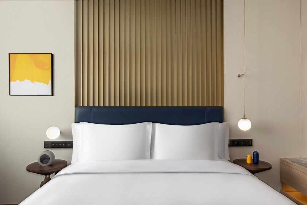 Standard Room, 1 King Bed, Club Lounge Access - Photo 2