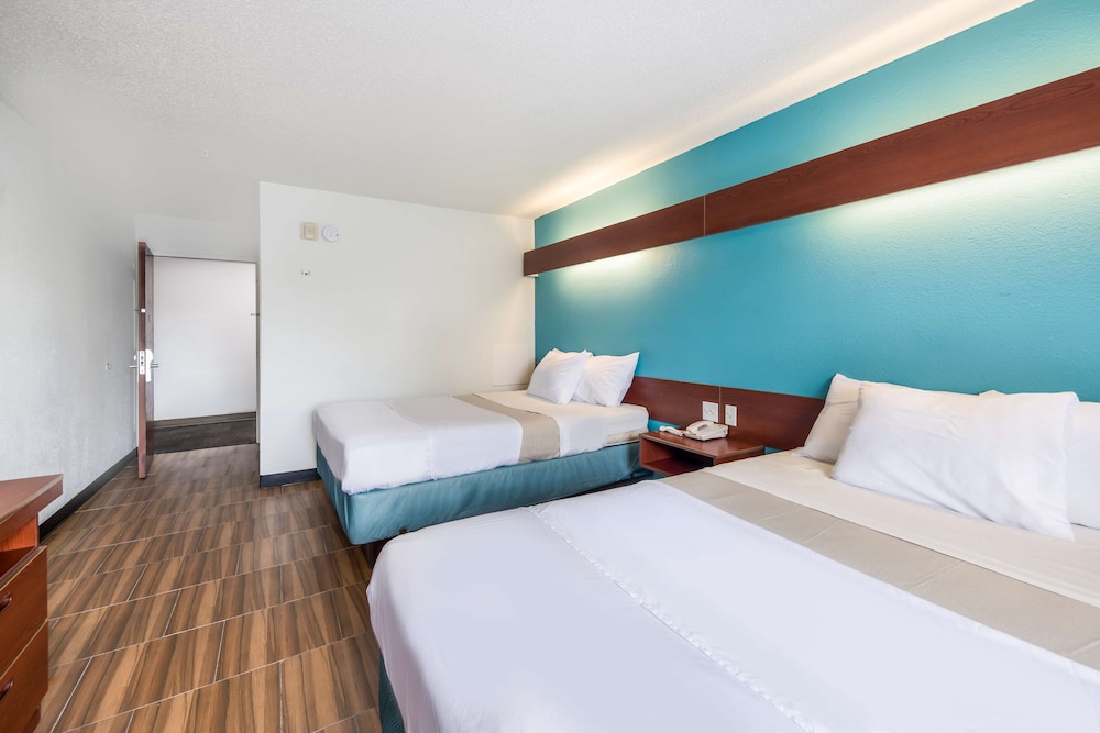 Room, 2 Queen Beds, Smoking photo 2