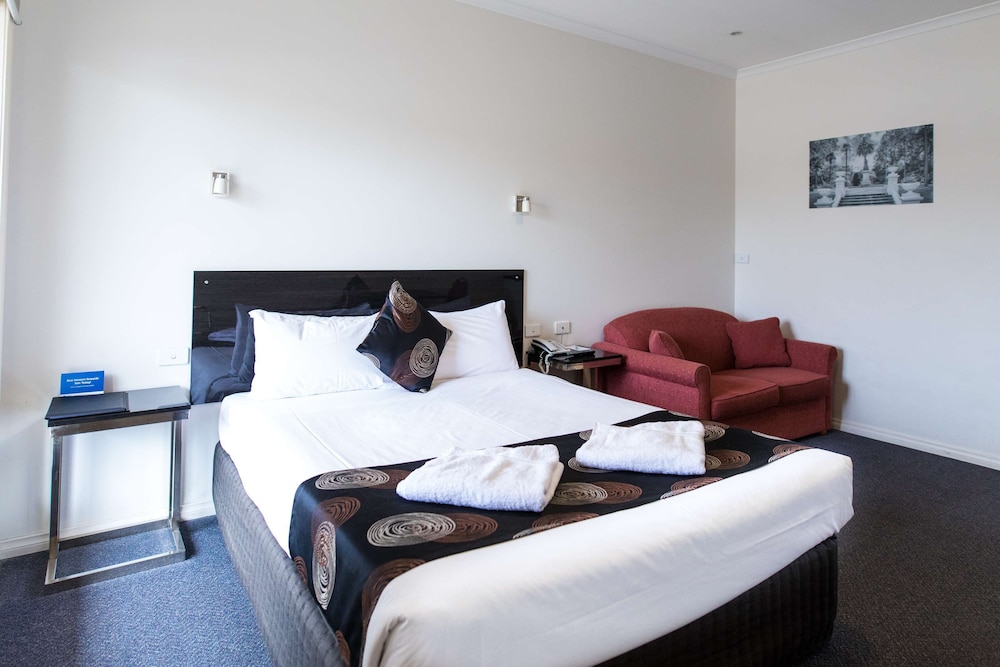 Deluxe Suite, Multiple Beds, Non Smoking, Kitchenette (Walk-in Shower) photo 3