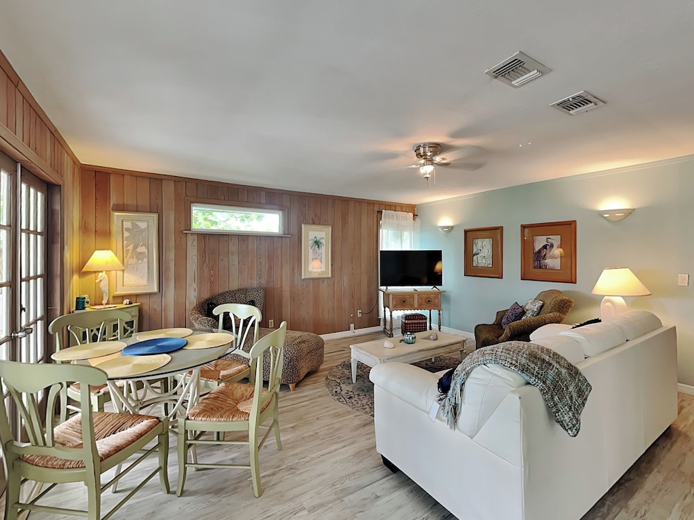 House, Multiple Beds, Balcony, Garden View (Shabby-Chic Peak - 2 Pets Allowed) photo 2