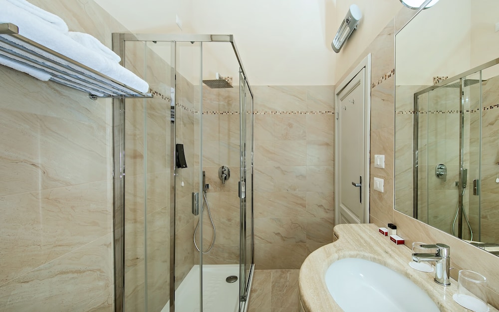 Deluxe Double or Twin Room - Photo 9
