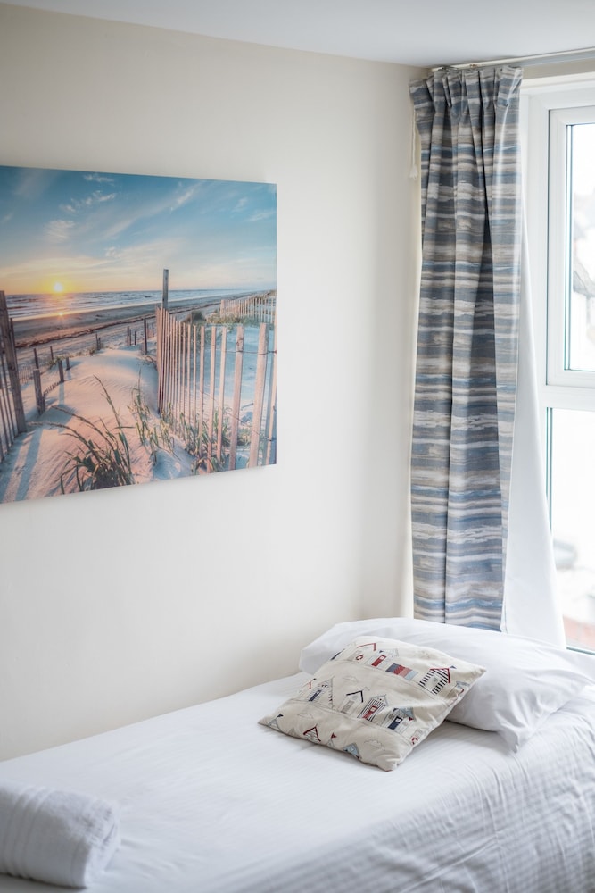 Family Room, Partial Sea View (Room 8) photo 2