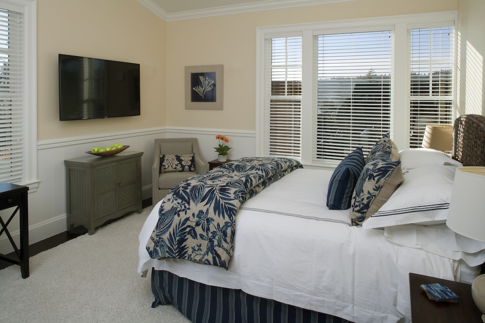 Luxury Room, 1 Queen Bed, Pool View (Pet Friendly) photo 1
