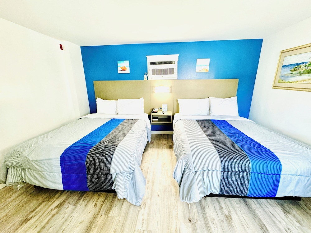 Deluxe Quadruple Room, 2 Queen Beds photo 3