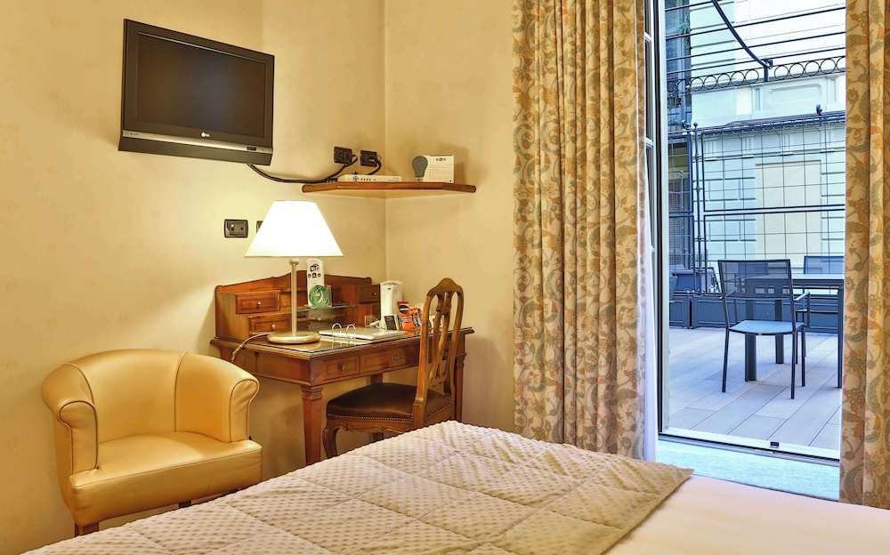 Deluxe Room, 1 Queen Bed - Photo 8