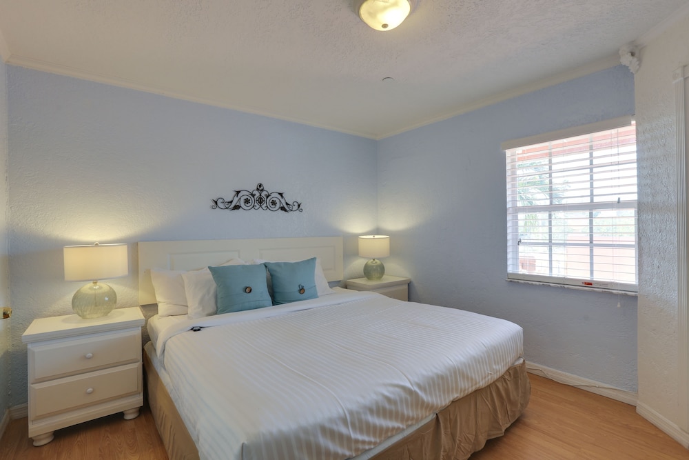 Suite, 1 King Bed, Kitchenette photo 2