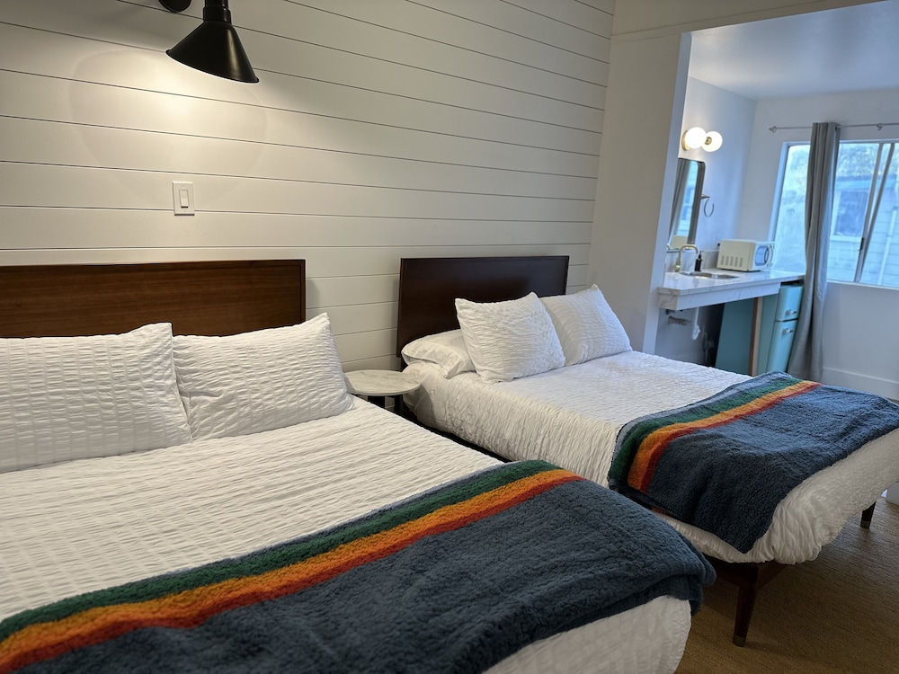 Deluxe Suite, 2 Double Beds, Private Bathroom photo 2