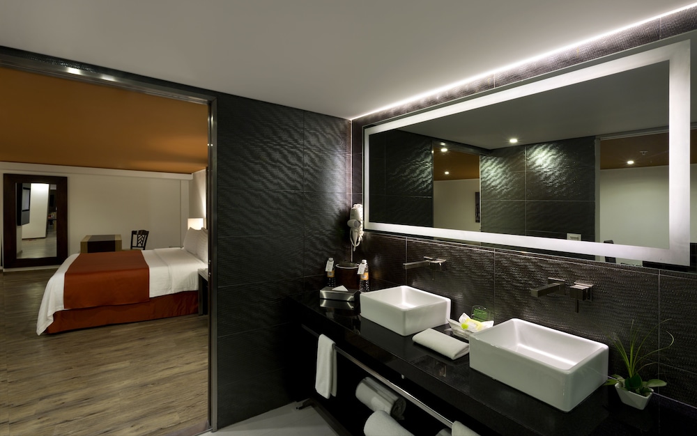 Premium Room, 1 King Bed - Photo 6