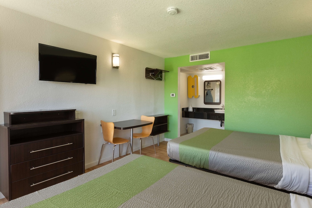 Deluxe Suite, 2 Queen Beds, Non Smoking, Kitchenette - Photo 2