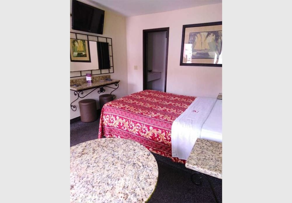 Classic Room, 1 Queen Bed photo 3